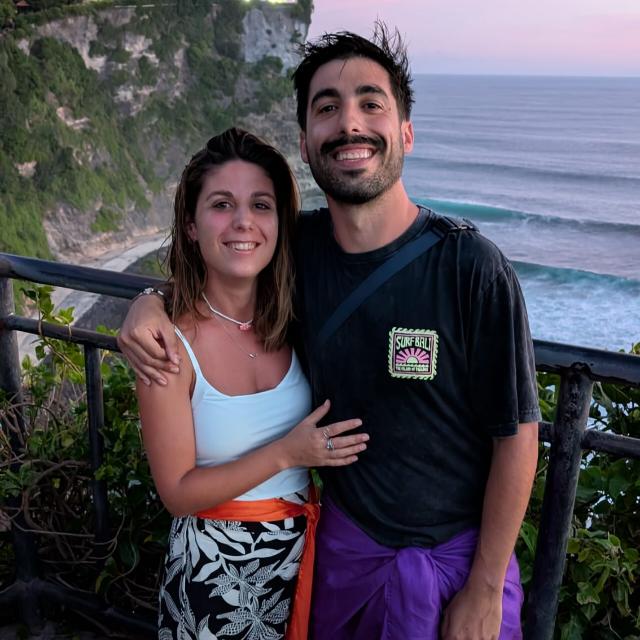 Isa y Tomi junto al mar